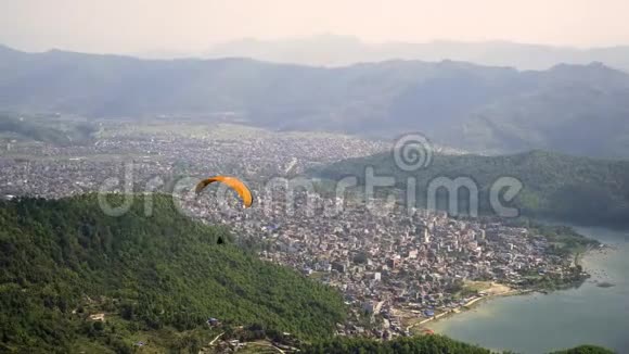 滑翔伞飞到喜马拉雅山波哈拉尼泊尔视频的预览图