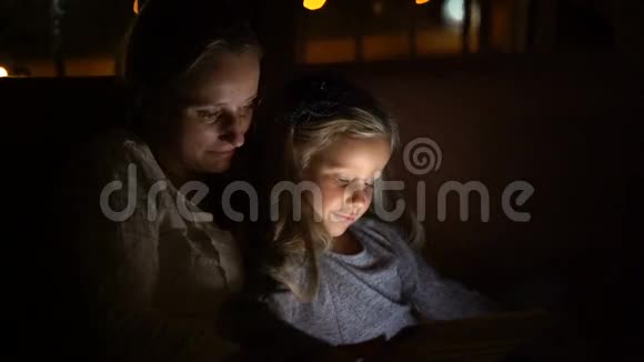 黄昏时分妈妈和女儿看起来很滑稽视频的预览图