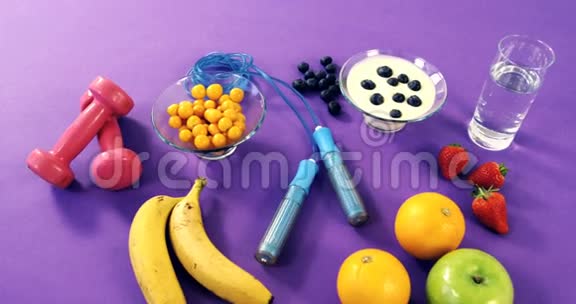 哑铃香蕉水杯水果跳绳和早餐视频的预览图