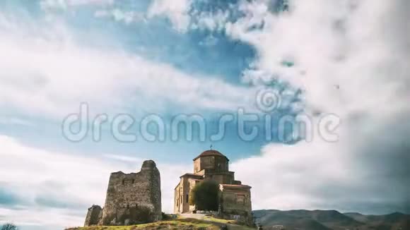 格鲁吉亚姆茨克塔格鲁吉亚东正教修道院联合国教科文组织世界遗产美丽的秋山景观视频的预览图