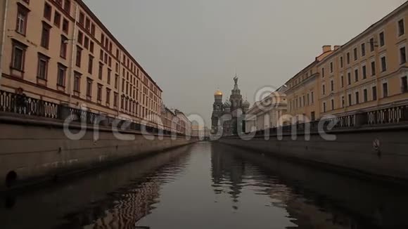 漂浮在圣彼得堡河上古老的著名建筑和大教堂周围视频的预览图