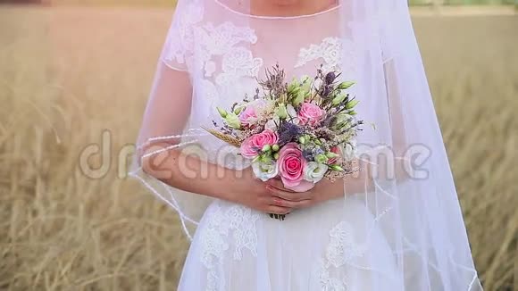 新娘手中的五颜六色的婚纱视频的预览图