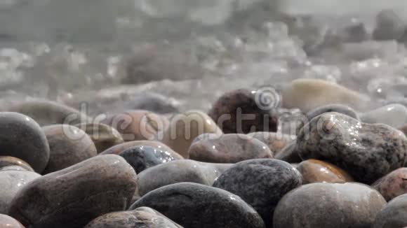 波浪在岩石海滩上坠毁视频的预览图
