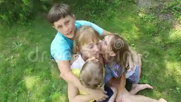 妈妈有三个孩子视频的预览图