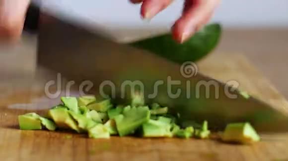 女人用手切鳄梨水果4k视频的预览图