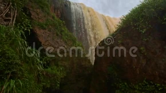 越南峡谷旁观巨象瀑布视频的预览图