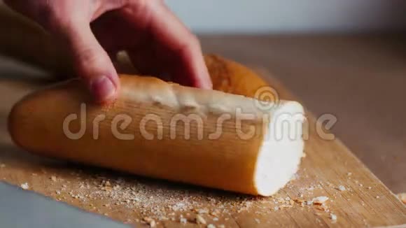 在砧板上切割面包切白面包合上4K视频的预览图