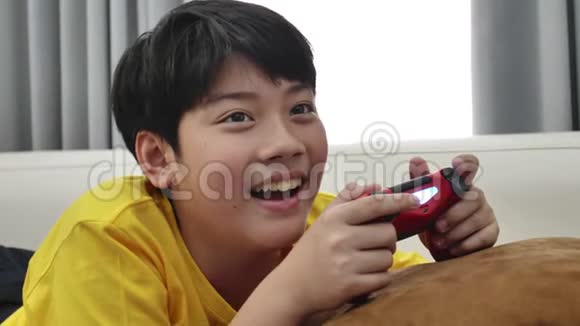 亚洲男孩在家玩电子游戏4K慢动作视频的预览图