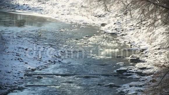 冬季水在河上急流水上旅游的地方视频的预览图