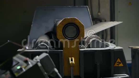 用计算机控制金属加工机加工金属板材视频的预览图