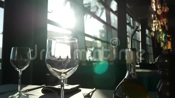 在一个空杯子里闪烁的阳光一张桌子上的眼镜视频的预览图
