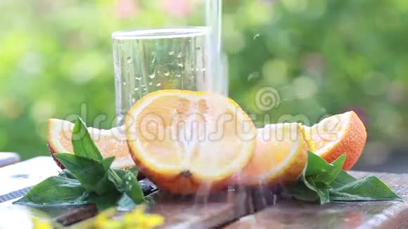成熟的果汁橙子和干净的水流视频的预览图