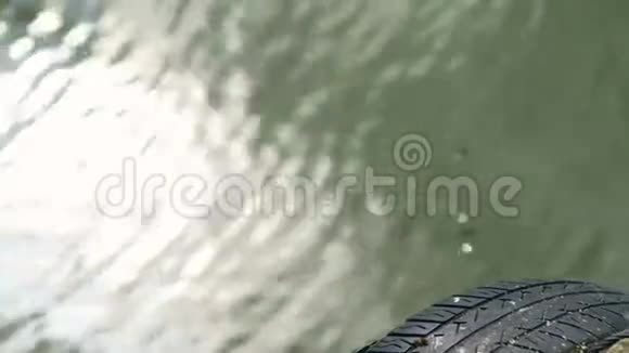 行人天桥码头及湖岸景观视频的预览图