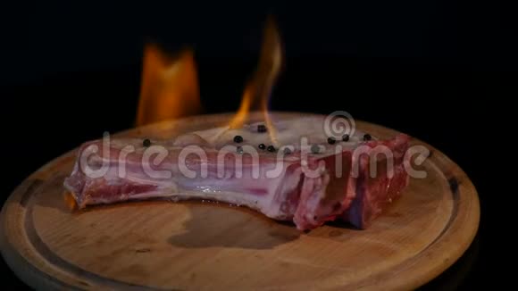 火中生肉在砧板上旋转的特写镜头视频的预览图