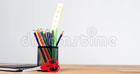 用彩色铅笔日记本和剪刀特写笔筒视频的预览图