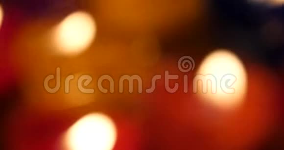夜晚点燃蜡烛心形圣诞快乐新年快乐视频的预览图