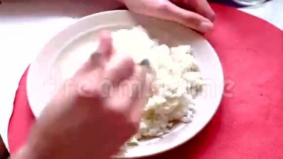 吃米饭加鸡蛋时间推移视频的预览图