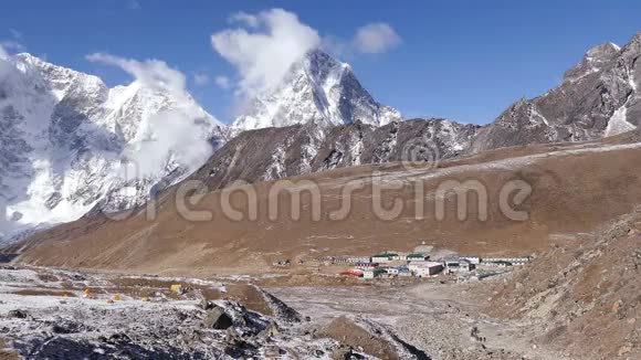喜玛拉雅山旅游山集体游客4k视频的预览图