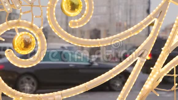 街道上的圣诞装饰品背景不是汽车和人群运动的焦点视频的预览图