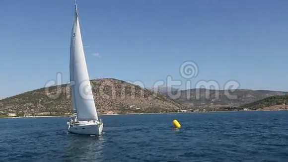 帆船在终点赛期间雷加特靠近爱琴海的海岸悬崖体育运动视频的预览图
