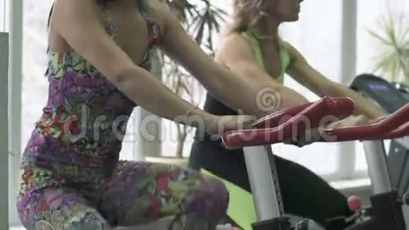 一群从事有氧运动的女孩健身迷人的活跃女孩训练你的身体视频的预览图