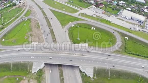 城市高速公路的鸟瞰图剪辑汽车穿越立交桥公路与交通交汇处空中鸟类视频的预览图