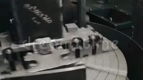 制造过程中金属加工车床的金属细节旋转视频的预览图