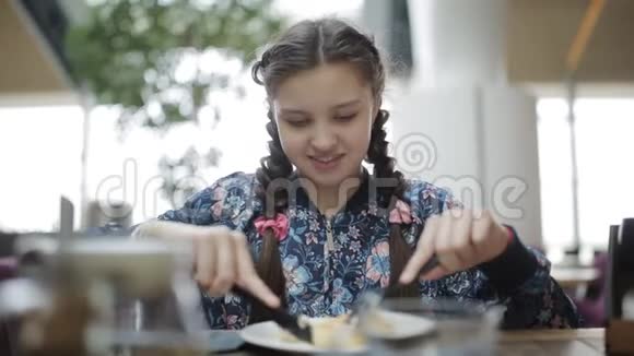 少女在咖啡馆吃饭视频的预览图