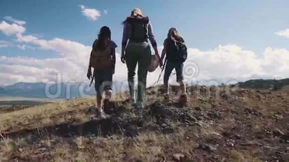 全家游客一个年轻的女人带着孩子走在山上的一条小路上年轻的母亲和孩子视频的预览图