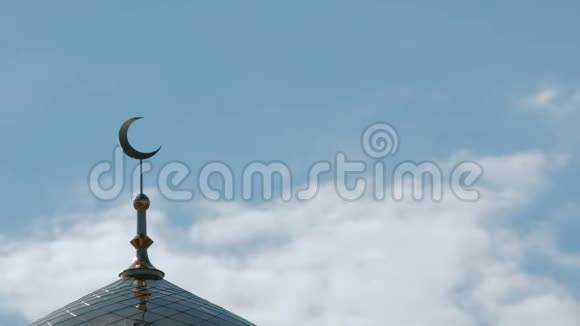 天空中的一个尖塔上的穆斯林新月的特写视频的预览图