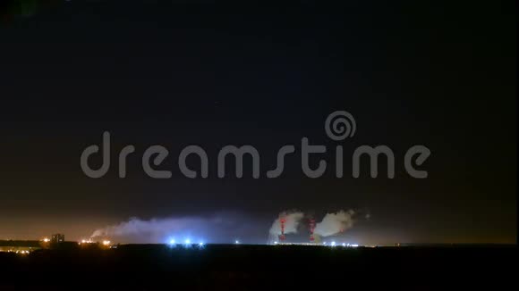伴有夜空延时上升烟雾的发电厂视频的预览图