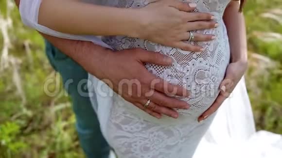 怀孕的白人年轻女子和她的丈夫视频的预览图