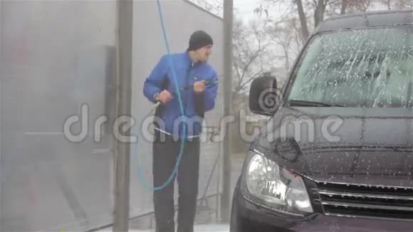 洗车场的人视频的预览图