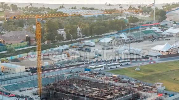 施工现场用吊车在迪拜码头延时建造摩天大楼视频的预览图
