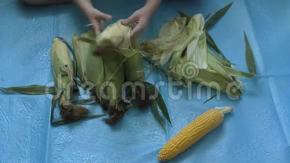 男孩清理玉米芯视频的预览图