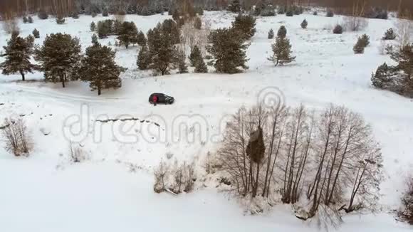 雪中一条冰冻河流的空中俯视图空中冬季景观直升机射击视频的预览图