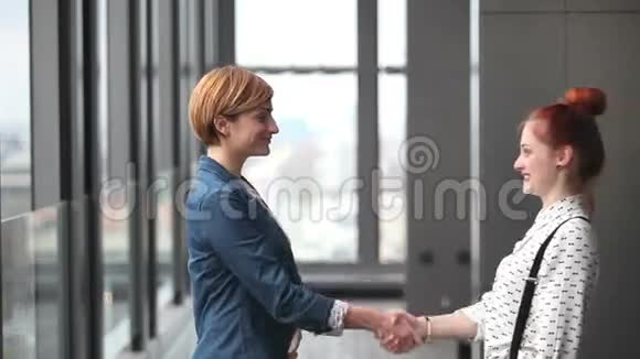 两位女广告主管握手视频的预览图