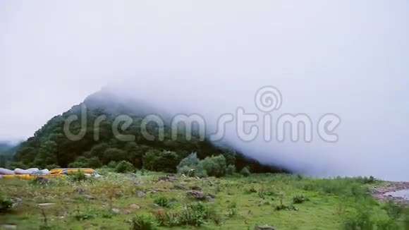 早上雾在山上和游客一起露营视频的预览图