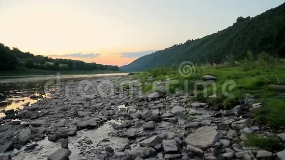 流向大河的水流视频的预览图