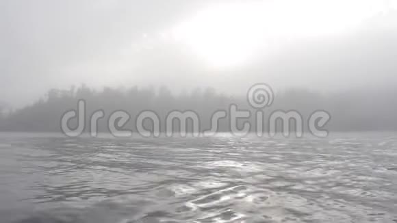湖面上浓雾弥漫从船上森林和太阳卡雷利亚视频的预览图
