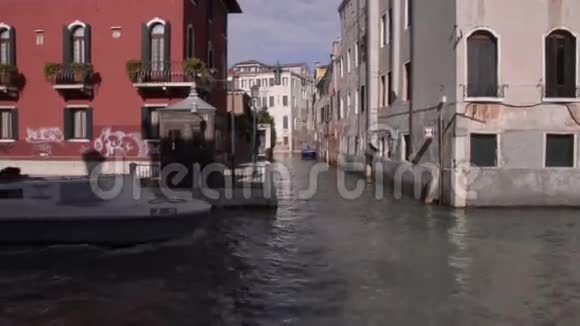 威尼斯旧城运河上的船视频的预览图