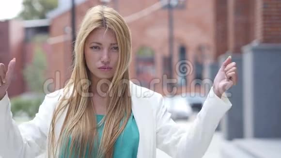 美丽的金发女孩失败的大拇指户外肖像视频的预览图