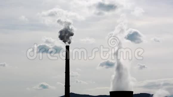 发电厂烟囱吸烟天空中浓烟滚滚视频的预览图