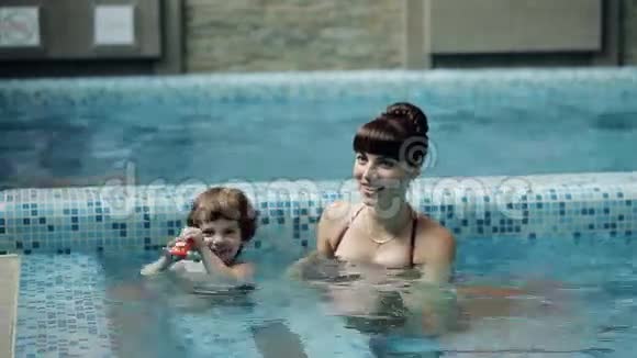 孩子和妈妈在游泳池里玩耍视频的预览图
