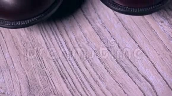 一双新的经典男靴4盘焦镜头视频视频的预览图