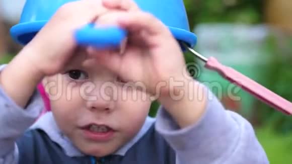 一个小男孩在炎热的夏天在草坪上玩耍孩子玩得开心积极地度过他们的闲暇时间快乐视频的预览图