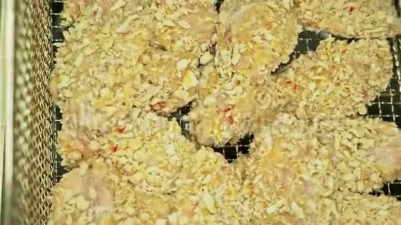 深油炸锅煮油和鸡肉大的深的容器用于油炸食品餐厅深油炸鸡翅深视频的预览图