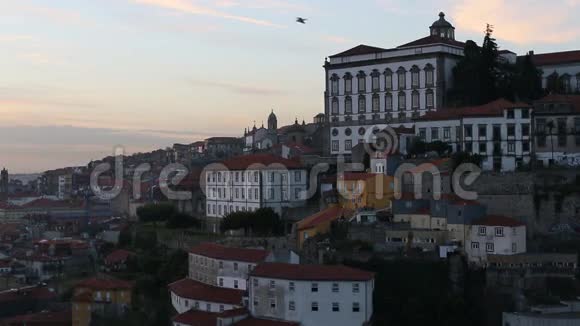葡萄牙波尔图日落时的里贝拉区旅行视频的预览图