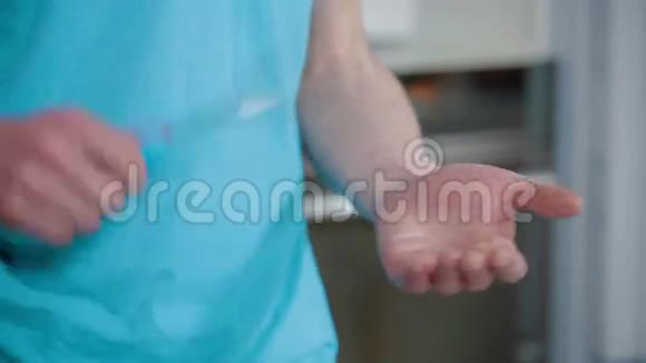 男子打与搅打音乐厨房视频的预览图