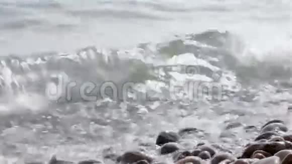波浪在岩石海滩上坠毁视频的预览图